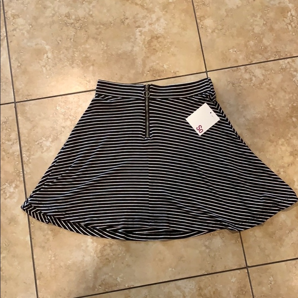 Zip up skirt. Never worn. Tag still on.